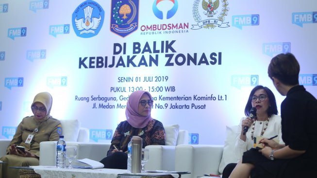 Chatarina Girsang (kanan) Staf ahli bidang regulasi pendidikan dan kebudayaan , Hetifah sjaefudian wakil ketua Komisi X DPR,  Hari Nurcahya Murni staf ahli bidang kemasyarakatan dan hubungan antar lembaga kementerian Dalam Negeri, Ahmad Su'adi Ombudsman RI berdialog dalam kegiatan diskusi dan jumpa pers Kominfo Forum Merdeka Barat (FMB 9) di Kantor Kementerian Komunikasi dan Informasi (Kominfo), Jakarta, Senin (1/8). [Suara.com]