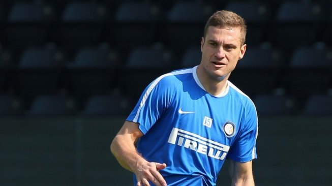 Nemanja Vidic berlatih saat masih berseragam Inter Milan. (KARIM JAAFAR / AFP)