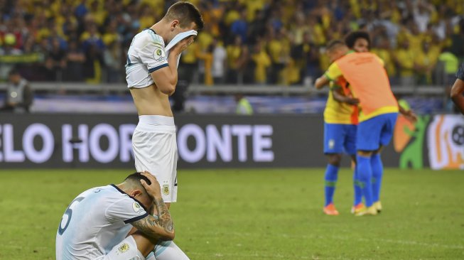 Pemain Argentina Leandro Paredes dan Juan Foyth menunjukkan kekecewaan usai Argentina dikalahkan Brasil pada akhir pertandingan semifinal Copa America antara Brasil melawan Argentina di Stadion Estadio Mineirao, Brasil, Rabu (3/7). [Nelson ALMEIDA / AFP]