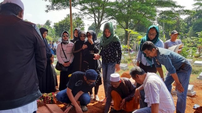 Suasana pemakaman Jacky Zimah di TPBU Al Mohdar, Cimanggis, Rabu (3/7/2019). [Revi Cofans Rantung/Suara.com]