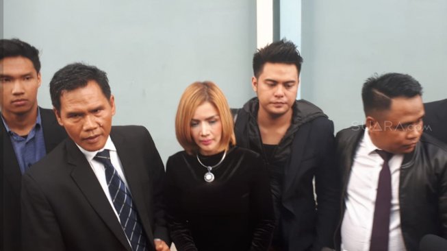 Barbie Kumalasari, Galih Ginanjar dan pengacaranya. [Yuliani/Suara.com]