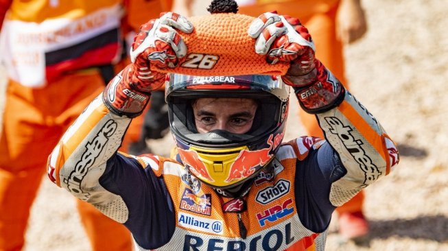 Pebalap Repsol Honda, Marc Marquez, merayakan keberhasilannya memenangi balapan MotoGP Jerman di Sirkuit Sachsenring, Minggu (15/7/2018). [AFP/Robert Michael]