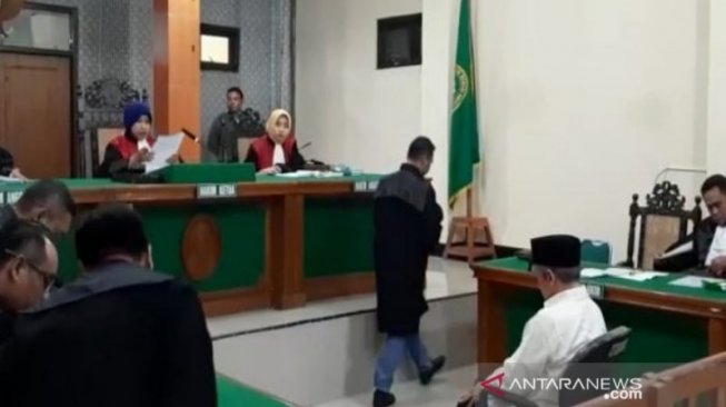 Pelawak Senior Qomar Jalani Sidang Perdana Pemalsuan Dokumen di PN Brebes