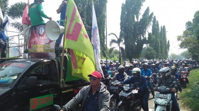 Tolak PHK Massal, Ribuan Buruh Blokir Akses Masuk Pabrik Krakatau Steel