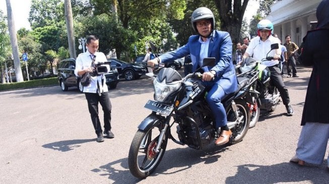 Gubernur Jawa Barat Ridwan Kamil mengendarai sepeda motor listrik - (Instagram/@humas_jabar)