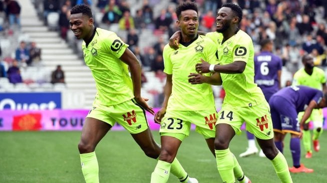 Thiago Mendes, merayakan gol bersama rekan setimnya kalam berseragam Lille OSC. (REMY GABALDA / AFP)