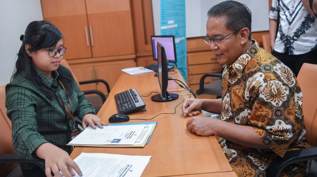 Mantan Kabareskrim Anang Iskandar saat mendaftarkan diri sebagai calon pimpinan KPK di Sekretariat Pansel Capim KPK, gedung Kementerian Sekretariat Negara, Jakarta, Rabu (3/7). [ANTARA FOTO/Wahyu Putro]