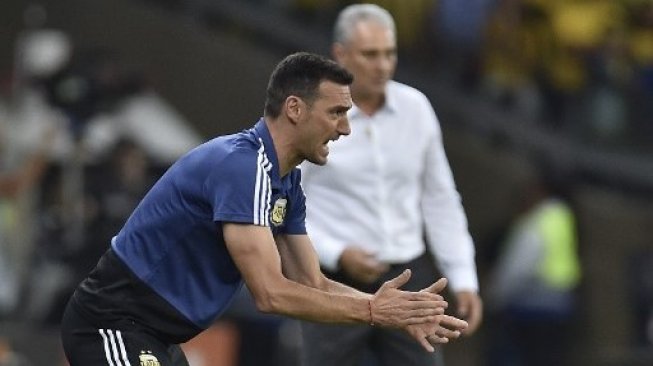 Pelatih Argentina Lionel Scaloni memberikan instruksi kepada para pemainnya saat menghadapi Brasil di semifinal Copa America 2019. Douglas Magno / AFP