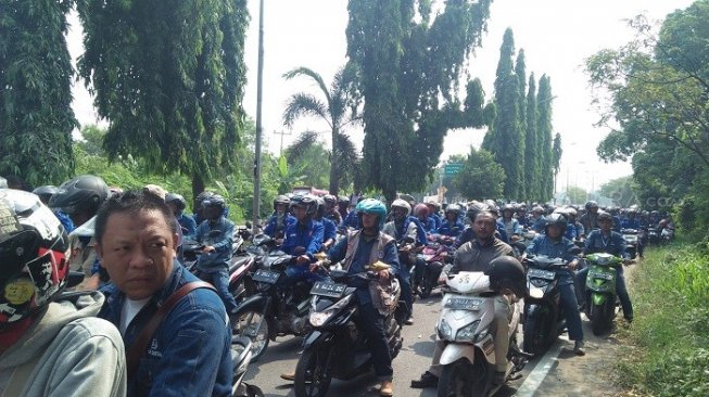 Ribuan buruh PT Krakatau Steel (KS) Cilegon, Banten saat menggelar demo. (Suara.com/Yandhi).