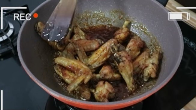 Ayam Goreng Saus Lemon. (Youtube/Dapur Adis)