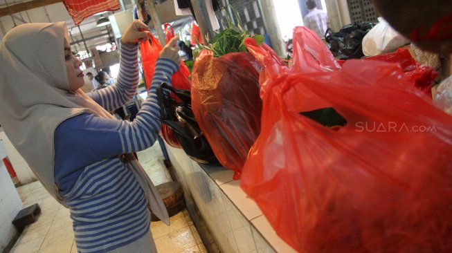 Pedagang melayani pembeli di Pasar Senen, Jakarta, Rabu (3/7). [Suara.com/Arief Hermawan P]