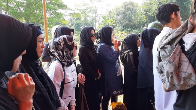 Rita Sugiarto menghadiri pemakaman Jacky Zimah di TPBU Al Mohdar, Cimanggis pada Rabu (3/7/2019). [Revi Cofans Rantung/Suara.com]