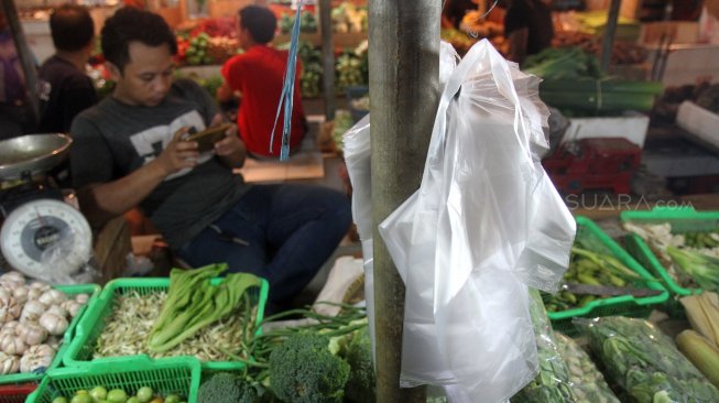 Pedagang melayani pembeli di Pasar Senen, Jakarta, Rabu (3/7). [Suara.com/Arief Hermawan P]