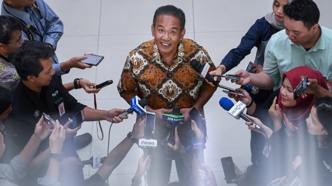 Mantan Kabareskrim Anang Iskandar saat mendaftarkan diri sebagai calon pimpinan KPK di Sekretariat Pansel Capim KPK, gedung Kementerian Sekretariat Negara, Jakarta, Rabu (3/7). [ANTARA FOTO/Wahyu Putro]