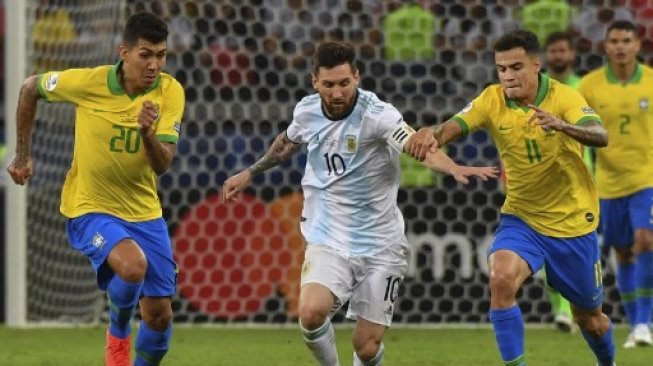 Kapten Timnas Argentina, Lionel Messi saat dikepung para pemain Brasil pada pertandingan semifinal Copa America 2019. (NELSON ALMEIDA / AFP)