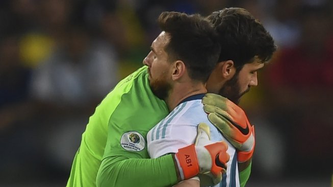 Alisson Becker dan Lionel Messi berpelukan usai laga semifinal Copa America 2019 di Stadion Mineirao, Belo Horizonte, Brasil, Rabu (3/7/2019). (Nelson Almeida / AFP)