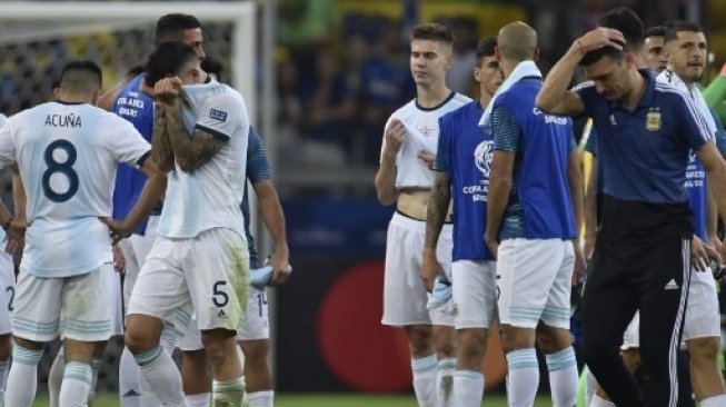 Reaksi pelatih Argentina Lionel Scaloni (kanan) di akhir pertandingan setelah skuatnya dikalahkan Brasil di semifinal Copa America 2019. Douglas Magno / AFP