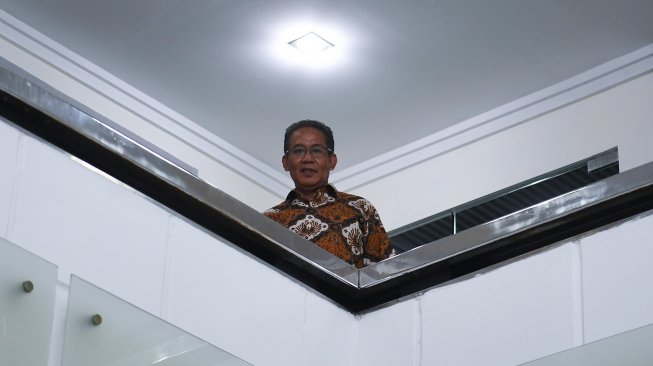 Mantan Kabareskrim Anang Iskandar saat mendaftarkan diri sebagai calon pimpinan KPK di Sekretariat Pansel Capim KPK, gedung Kementerian Sekretariat Negara, Jakarta, Rabu (3/7). [ANTARA FOTO/Wahyu Putro]