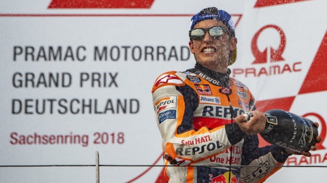 Pebalap Repsol Honda, Marc Marquez, merayakan keberhasilannya memenangi balapan MotoGP Jerman di Sirkuit Sachsenring, Minggu (15/7/2018). [AFP/Robert Michael]