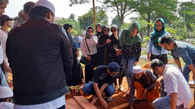 Suasana pemakaman Jacky Zimah di TPBU Al Mohdar, Cimanggis, Rabu (3/7/2019). [Revi Cofans Rantung/Suara.com]