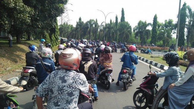 Ribuan buruh PT Krakatau Steel (KS) Cilegon, Banten saat menggelar demo. (Suara.com/Yandhi).