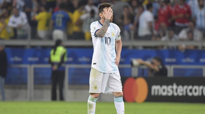 Ekspresi Lionel Messi usai Argentina dikalahkan Brasil saat Pertandingan semifinal Copa America antara Brasil melawan Argentina di Stadion Estadio Mineirao, Brasil, Rabu (3/7). [Douglas Magno / AFP]