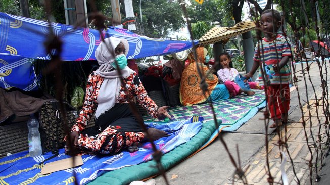 Para pencari suaka beraktivitas di trotoar sekitar Gedung Menara Ravindo, Kebon Sirih, Jakarta, Kamis (4/7). [Suara.com/Arief Hermawan P]