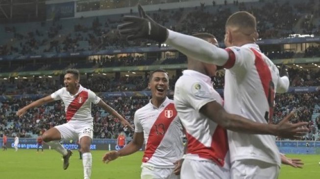 Pemain Peru Paolo Guerrero (kanan) bersama rekan setimnya merayakan golnya ke gawang Chile di semifinal Copa America 2019. Raul ARBOLEDA / AFP