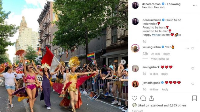 Dena Rachman bawa bendera Indonesia di New York Pride 2019. [instagram/denarachman]