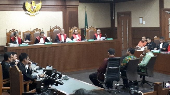 Menpora Imam Nahrawi saat dihadirkan di sidang suap dana hibah Kemenpora. (Suara.com/Welly Hidayat).