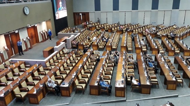 Ratusan anggota DPR RI ramai-rami izin tidak hadir dalam pelaksanaan Rapat Paripurna ke-20 yang digelar di Ruang Sidang Paripurna, Gedung Nusantara II, Kompleks DPR/MPR RI, Senayan, Jakarta. (Suara.com/Novian)