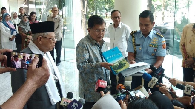 Wakil Presiden terpilih Maruf Amin terlihat membawa satu tas ramah lingkungan atau goodie bag usai melakukan pertemuan dengan Wapres Jusuf Kalla (JK) di Kantor Wakil Presiden, Jakarta. (Suara.com/Ria Rizki)