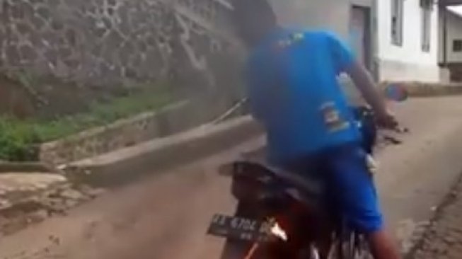 Naik Motor yang Terbakar, Orang Ini Ingin Tiru Adegan Film Ghost Rider?