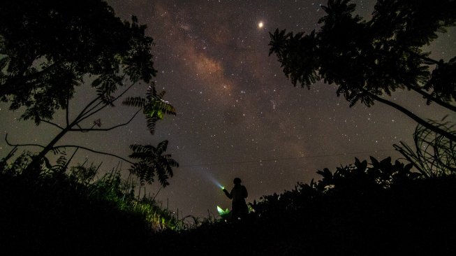 Astronom Abadikan Gambar Pertama Alam Semesta