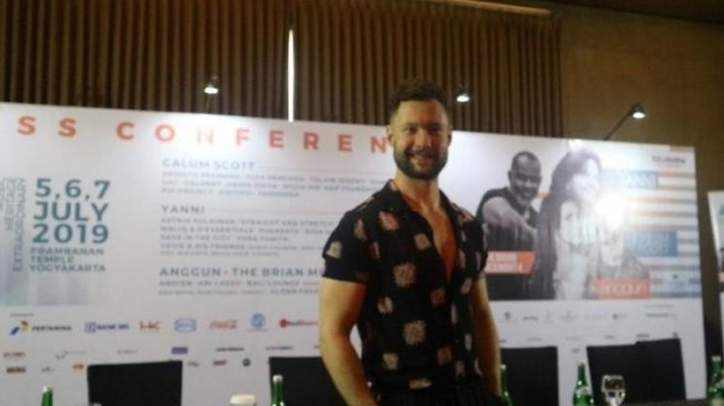 6 Momen Calum Scott di Prambanan Jazz 2019, Seru Banget!