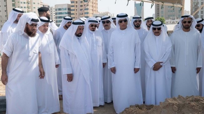 Putra Mahkota Uni Emirat Arab Sheikh Khalid Al Qasimi (ketiga dari kiri) saat menghadiri suatu acara. (AFP)