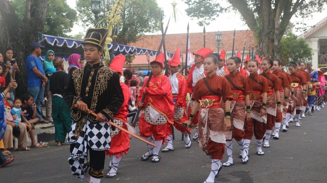 Antusiasme warga sambut pembukaan FKY 2019 (Suara.com/Amertiya)