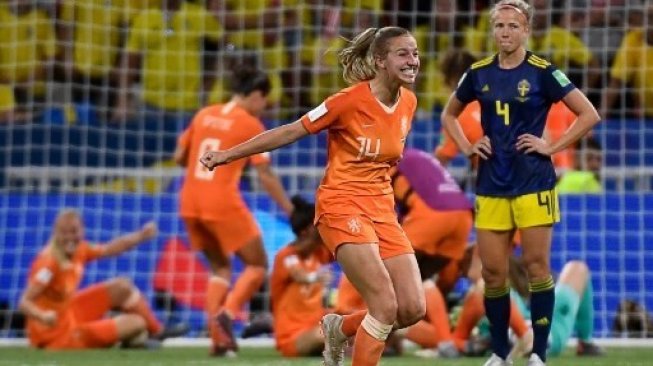 Gelandang Belanda Jackie Groenen (tengah) merayakan golnya ke gawang Swedia di semifinal Piala Dunia Wanita 2019 di Prancis. Philippe DESMAZES / AFP