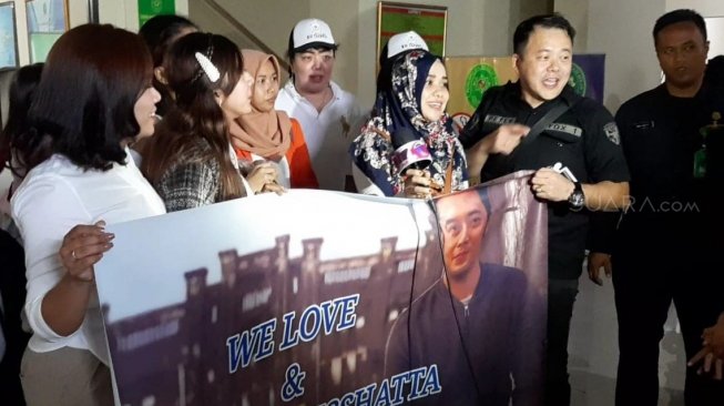 Fans Kriss Hatta di Pengadilan Negeri Bekasi [Suara.com/Revi C. Rantung]