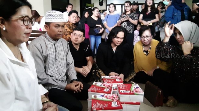 Keluarga Kriss Hatta gelar doa bersama sebelum sidang putusan di Pengadilan Negeri Bekasi, Kamis (4/7/2019). [Revi Cofans Rantung/Suara.com]