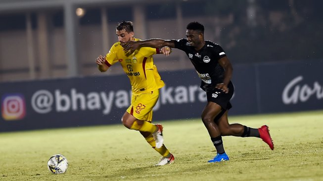 Pesepak bola Bhayangkara FC Flavio Beck Junior (kiri) berusaha melewati pesepak bola Tira Persibo Osas Saha (kanan) pada pertandingan lanjutan Liga 1 di Stadion Madya Gelora Bung Karno, Jakarta, Kamis (4/7/2019). ANTARA FOTO/Galih Pradipta