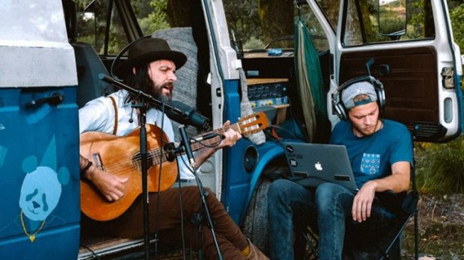 Pria Ini Sulap Mobilnya Jadi Studio Musik Berjalan dan Berkeliling Eropa