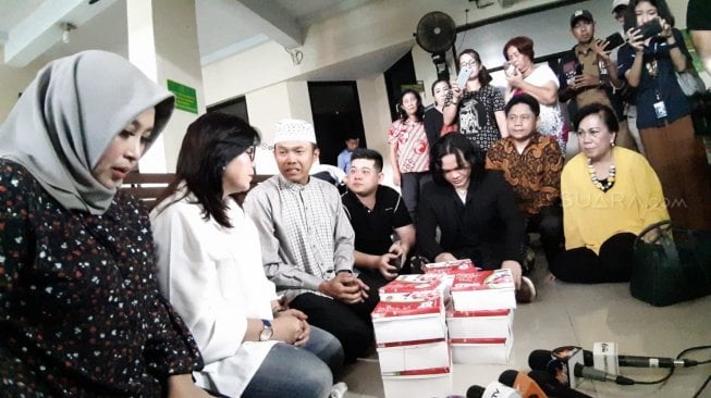 Keluarga Kriss Hatta gelar doa bersama sebelum sidang putusan di Pengadilan Negeri Bekasi, Kamis (4/7/2019). [Revi Cofans Rantung/Suara.com]