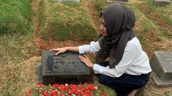 Vanessa Angel di makam sang bunda [Instagram/vanessaangelofficial].