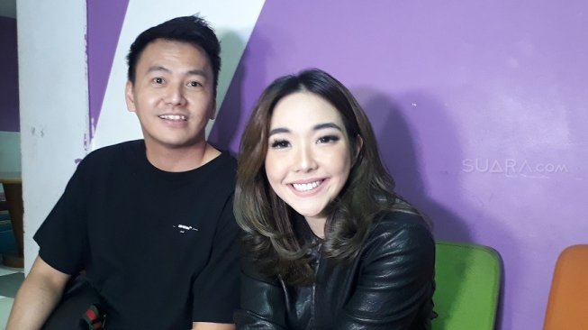 Wijaya Saputra dan Gisella Anastasia di Jalan Kapten P. Tendean, Mampang Prapatan, Jakarta Selatan, Kamis (4/7/2019). [Ismail/Suara.com]