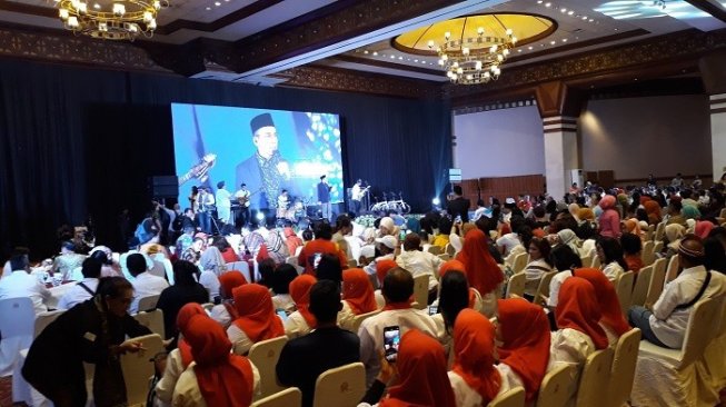 Tuan Guru Bajang (TGB) dalam acara halal bihalal relawan Jokowi di Balai Kartini. (Suara.com/Novian)