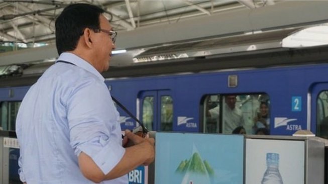 Mantan Gubernur DKI Jakarta Basuki Tjahaja Purnama atau Ahok menyambangi salah satu stasiun MRT di Stasiun MRT ASEAN, Jakarta, Jumat (5/7). (Instagram/@basukibtp)