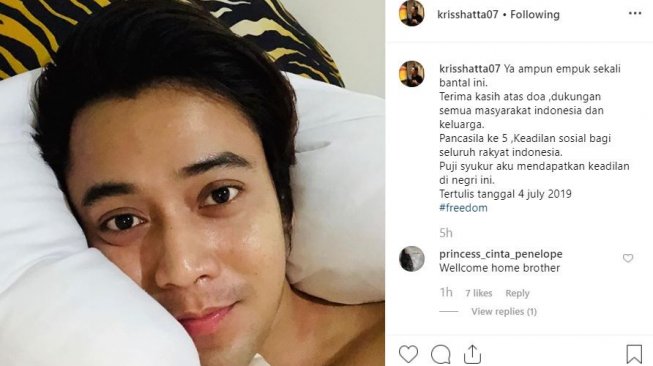 Selfie Kriss Hatta setelah divonis bebas oleh Pengadilan Negeri Bekasi, Kamis (4/7/2019). [instagram/krisshatta07]