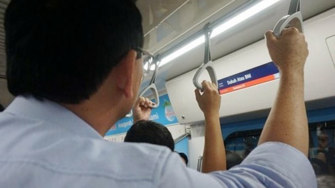 Mantan Gubernur DKI Jakarta Basuki Tjahaja Purnama atau Ahok menyambangi salah satu stasiun MRT di Stasiun MRT ASEAN, Jakarta, Jumat (5/7). (Instagram/@basukibtp)
