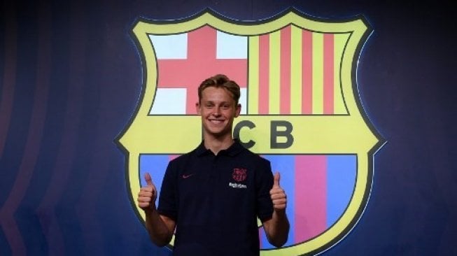 Gelandang baru Barcelona Frenkie de Jong. LLUIS GENE / AFP